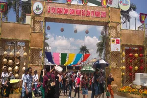 Cận cảnh: Du khách chen nhau thưởng thức bánh dân gian 