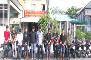 Bắt 10 thanh niên tụ tập đua xe rạng sáng 1-5