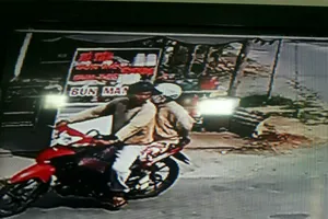 2 vợ chồng cướp giật vé số của người già