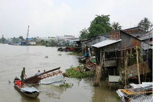 Sà lan tông nhà dân trong đêm, 3 trẻ nhỏ rơi xuống sông
