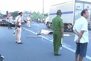 Thanh niên ngã xuống đường, bị xe đầu kéo cán qua