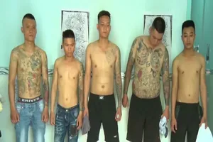 Vĩnh Long: Bắt 5 người có dấu hiệu cho vay nặng lãi