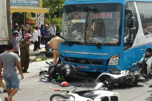 Xe khách húc container, tông vào 5 xe máy 
