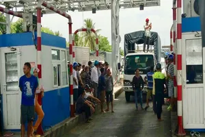 Đưa mẹ đi khám bệnh, bị 'kẹt' cứng ở trạm BOT