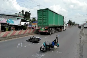 Container nghiền nát xe máy ở Tiền Giang