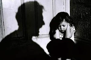 Bé 4 tuổi bị bạn của cha đánh dẫn đến tử vong 