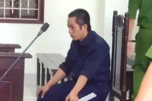 Dùng dao lam dính máu uy hiếp để xâm hại 3 bé gái