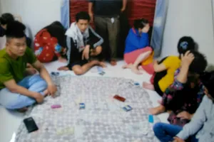 Hàng chục con bạc sát phạt nhau trong phòng ngủ ở TP Mỹ Tho