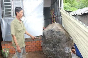 Lở đá, cả gia đình bỏ chạy giữa bữa cơm trưa