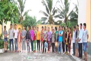 Bắt 8 ông, 17 bà đánh bạc ở khu đất trống