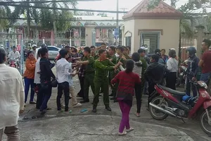 Gia đình bị cáo, bị hại đánh nhau náo loạn tại sân tòa 