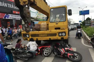 Xe cứu hộ tông 3 xe máy chờ đèn xanh, bé trai 6 tuổi tử vong