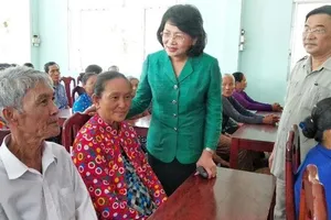 Phó Chủ tịch nước thăm gia đình chính sách ở Vĩnh Long