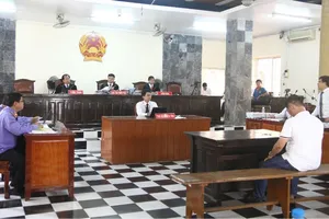 Hoãn phiên tòa vì HĐXX bất ngờ có thẩm phán nữ