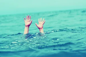 Xem bắt cá, 2 cháu bé tử vong thương tâm