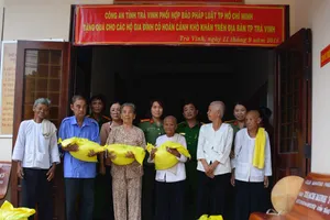 Pháp Luật TP.HCM và Công an Trà Vinh trao quà cho người nghèo