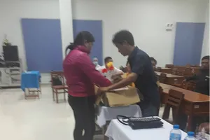 Ôm thi thể thai nhi song sinh chết lưu đến BV truy trách nhiệm