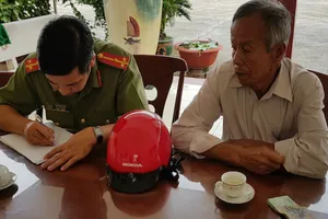 Đuổi không kịp, ông lão mang tiền nhặt được tới công an