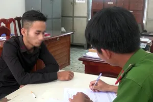 Tự rạch tay giả là bị cướp