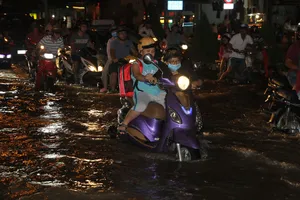 Triều cường cao, nhiều đường ở TP Cần Thơ ngập nặng