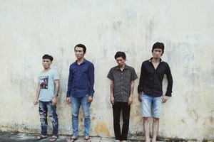 Bắt quả tang nhóm thanh niên chế tạo súng ngắn