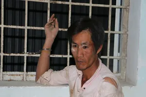 Khống chế thanh niên ngáo đá châm xăng đốt nhà 