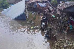  Sạt lở lúc nửa đêm, 13 người mất nhà