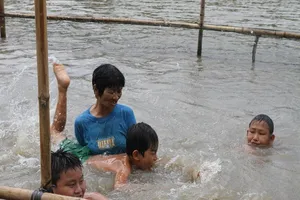 Bà Sáu Thia dạy bơi miễn phí được vinh danh 'Sống đẹp'