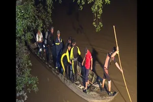 Dẫn xe đạp qua cầu, bé gái bị tông xuống sông mất tích