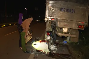 Tông đuôi xe tải, 2 công nhân tử vong tại chỗ