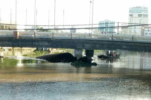 Chìm sà lan giữa đêm khuya, 4 người thoát chết