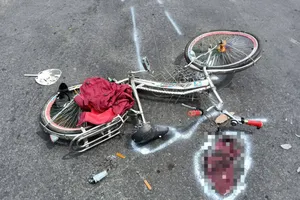 1 học sinh bị xe tải kéo lê hàng chục mét