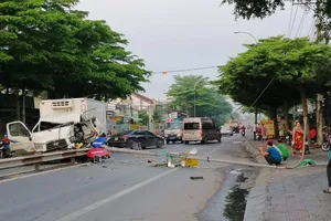 Tông dải phân cách, tài xế xe tải gãy chân