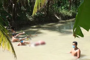 Thi thể 1 phụ nữ bị trói 2 chân dưới mương nước