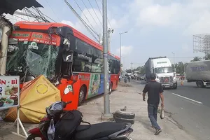 Sau va chạm 2 ô tô, xe khách lao lên vỉa hè tông gãy trụ điện