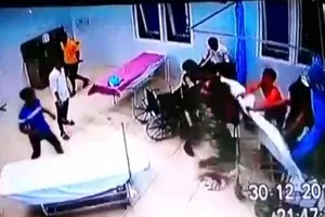 Xông vào trụ sở xã đập phá, truy sát người