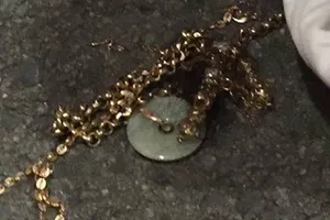 Bắt cô gái trẻ giật dây chuyền ở hội chợ