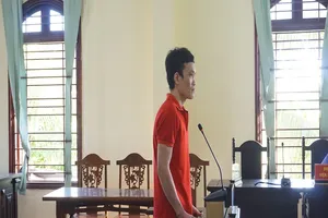 Thanh niên mua hàng qua mạng ôm mặt khóc tại tòa