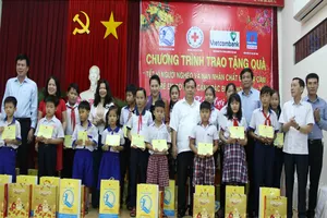 Chủ tịch Quốc hội thăm và tặng quà Tết tại Cần Thơ