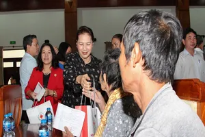 Chủ tịch Quốc hội thăm và tặng quà Tết tại Hậu Giang