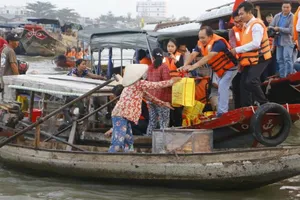 Lãnh đạo Cần Thơ tặng quà tết tiểu thương Chợ nổi Cái Răng