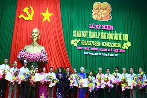 Phó Chủ tịch nước tặng quà tết cho công nhân Vĩnh Long