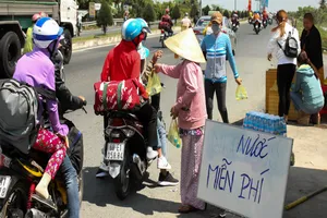 Tặng hàng ngàn chai nước suối cho người kẹt xe ở miền Tây