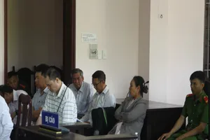 Ban lãnh đạo công ty Lương thực Hậu Giang cùng hầu tòa