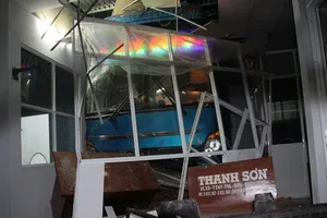 Xe khách tông nhà chờ bến xe, 6 người thương vong