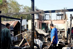 Cháy ở làng Chăm, thiêu rụi 4 căn nhà 