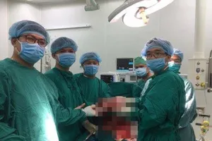 Khối u gần 3kg chiếm gần nửa bụng người đàn ông