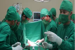 1 nạn nhân vụ sập tường ở Vĩnh Long tạm qua cơn nguy kịch