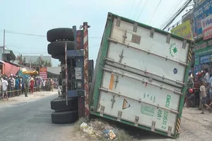 Lật xe đầu kéo, 3 người đi xe máy chết thảm