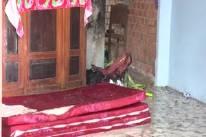 Người đàn ông cháy đen cạnh bình gas mở van